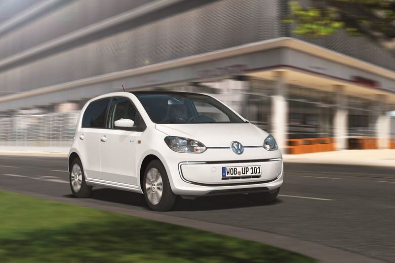 Die Elektro-Version des Kleinstwagens VW Up kommt inklusive Batterie und kostet 26.900 Euro. Die Reichweite pro Akkuladung beträgt laut VW 160 Kilometer, an einer Schnellladestation lädt er in 30 Minuten auf 80 Prozent, an der Steckdose braucht er mehrere Stunden. (Volkswagen)