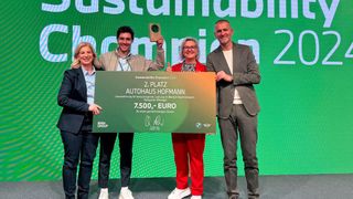Susanna Eiber (li.), Leitung Marketing BMW Deutschland, und Christian Ach (re.), Leitung BMW Markt Deutschland, überreichten das Preisgeld für den Sustainability Champion 2024 an die Geschäftsführung des Autohauses Hofmann, Florian Hofmann und Kerstin Bacher. (Bild: Hofmann Automobile)