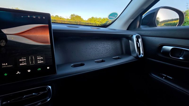 8. Die Materialwahl und die Komfortfeatures (2): Gleichwohl hat sich Leapmotor im B10 einige Designbesonderheiten einfallen lassen. Ein Beispiel ist die Gestaltung des Armaturenbretts auf der Beifahrerseite. (Bild: Mauritz  – VCG)