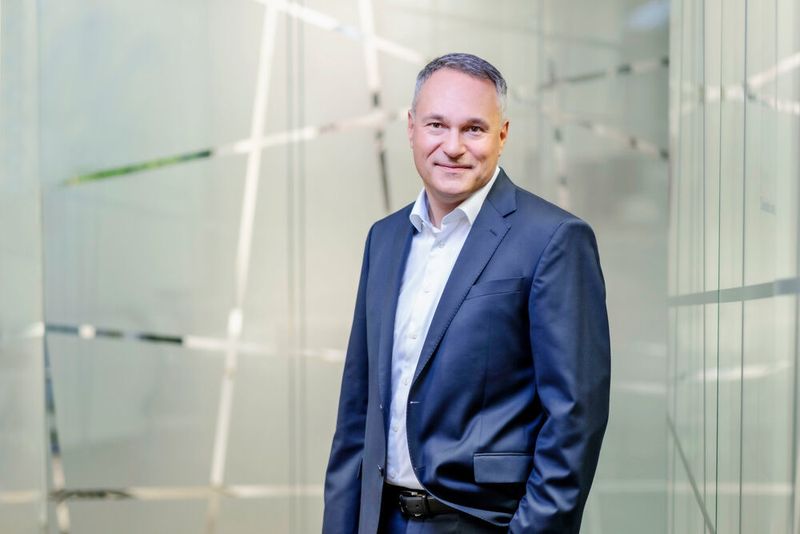 Florian Weymar leitet zum 1. Januar 2021 die Qualitätssicherung bei Skoda. Aktuell verantwortet der promovierte Maschinenbau-Ingenieur die Entwicklung Gesamtfahrzeug. Weymar folgt in seiner neuen Position auf Frank Schreier, der nach seiner über 40-jährigen Berufslaufbahn im Volkswagen Konzern in den Ruhestand geht.
Weymar begann seine berufliche Tätigkeit im Volkswagen Konzern nach Abschluss seines Maschinenbau-Studiums im Jahr 1996. Ab 2005 verantwortete Weymar die Qualitätssicherung im Volkswagen Werk Emden, bevor er im Jahr 2007 die Qualitätssicherung der Gesellschaft Volkswagen Slovakia in Bratislava übernahm. 2012 kehrte er nach Deutschland zurück und verantwortete die Leitung der Fahrzeugfertigung der Modellreihen Golf und Passat bei VW Sachsen in Zwickau. Nach seiner Berufung zum Leiter Produktionsqualität der Marke Volkswagen in Wolfsburg wechselte Weymar im Jahr 2014 zu Skoda nach Mladá Boleslav, wo er bis 2017 als Leiter Qualitätssicherung Gesamtfahrzeug und zuletzt als Leiter Entwicklung Gesamtfahrzeug tätig war.  (Skoda)