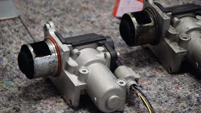 Zwei Mal AGR-Ventil: einmal original gebraucht (rechts), einmal Zubehör (links). Das Ergebnis: Das neue kommt technisch defekt aus der Schachtel.(Bild:  Burkard Wild)