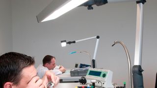 Beleuchtungsnorm: LED-Leuchten bieten aufgrund ihrer Qualität, Flexibilität in der Lichtverteilung und einfachen Steuermöglichkeiten das perfekte Licht für Produktionsplätze. Mit der richtigen Lichtfarbe wird die Konzentrationsfähigkeit merklich erhöht. (licht.de/LED2work)