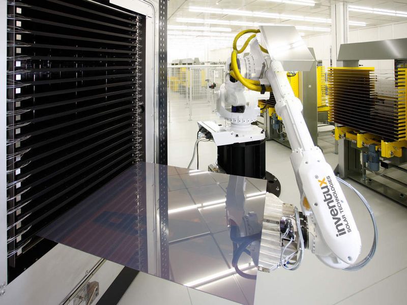In der Produktion von Dünnschicht-Solarmodulen spielen Roboter eine zentrale Rolle. Bild: Inventux (Archiv: Vogel Business Media)