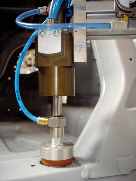Der Roboterkopf nimmt die Präzisionsstanzteile per Saugstempel auf und appliziert sie anschließend punktgenau. (Archiv: Vogel Business Media)