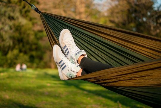 Hängen sogenannte Lifestyle-Teilzeitbeschäftigen wirklich vor allem faul in der Gegend herum, obwohl sie für die Teilzeit eigentlich respektable Gründe angeführt haben? Das vermutet jedenfalls ein Teil der CDU, der nun auch dagegen eingreifen will. Das stößt auf harsche Kritik ...(Bild:  Die Chillingers)