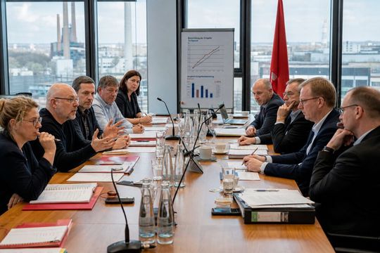 Im Oktober starten die Tarifverhandlungen der IG Metall mit den Arbeitgebern. Schon heute sickert durch, dass zumindest der IG-Metall-Bezirk Mitte für fünf Prozent mehr Geld plädiert. Die Arbeitgeberseite hält das für ein gefährliches Spiel mit dem Feuer ... (Bild:  KI-generiert)