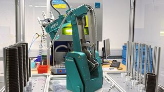 Vor allem die intuitive Bedienung sprach beim Automobilzulieferer Koepfer beim Lasermarkieren von Zahnrädern für den Industrieroboter Horst. An der kombinierten Anlage markiert der Industrie­roboter die Zahnräder und übernimmt auch die Fehlerkontrolle der Komponenten. (Fruitcore Robotics)