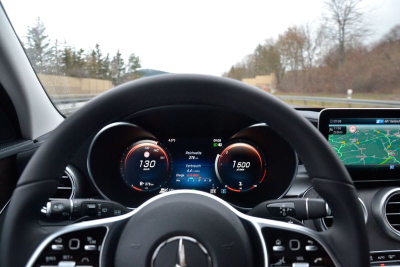 … freuen sich beide auf die Autobahn in Deutschland. (Michel/»kfz-betrieb«)