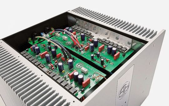 Bild 2:  Sicht- und Dekorteile mit einer hochwertigen Bearbeitungsqualität sind besonders häufig im Bereich der „High End“-Produkte gefragt und gefordert.(Bild:  Fischer Elektronik)