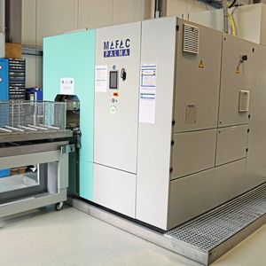 Die hohen medizintechnischen Anforderungen erfüllt MB Engineering mit der Spritz-Flut-Reinigungsmaschine Palma 100 von Mafac im Sondermaß.(Bild:  Mafac)