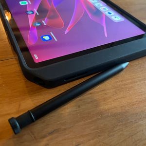 Der zusätzliche Lenovo Tab Pen XE ist dick und griffig genug, um auch mit Handschuhen gut nutzbar zu sein. Er erkennt Druckstufen und bietet auswechselbare Spitzen. (Bild: Vogel IT-Medien)
