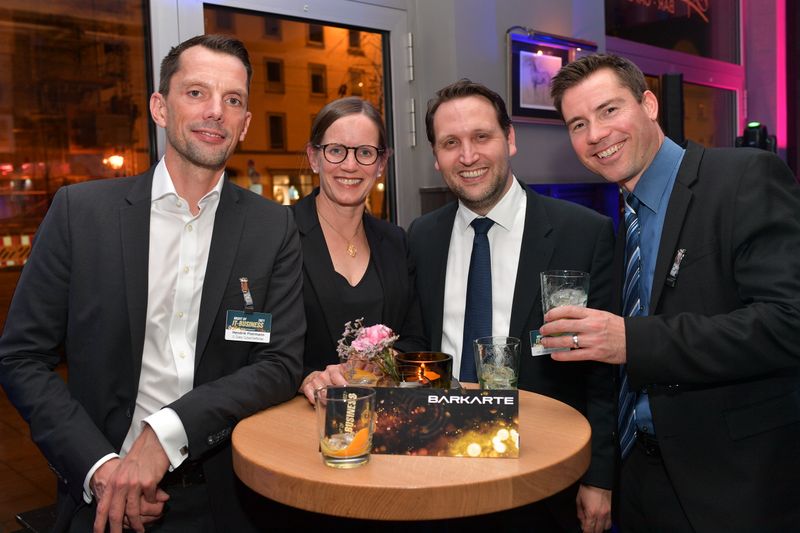 Hendrik Fliermann und Daniela Kalkühler, G Data, mit Kai Keune und Daniel Büchle, afB, trinken auf einen unvergesslichen Abend. (Hannes Magerstaedt)
