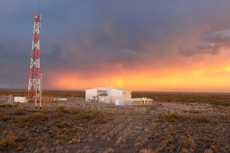 Einer von vier Flureszenz-Detektor-Gebäuden des Pierre Auger Observatoriums. Die Detektoren erfassen das schwache ultraviolette Licht, dass von den Schauern kosmischer Strahlen ausgeht, welche die Erdatmosphäre durchdringen. (The Pierre Auger Observatory)