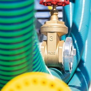 Ob Kunststoff oder Batterien, ob chemische oder mechanische Verfahren, eines haben all diese Herausforderungen gemeinsam: Die Prozesstechnik steht im Mittelpunkt. Kein Wunder, dass Anlagenbauer und Komponentenlieferanten auf der Ifat 2026 ihre Expertise in den Ring warfen. (Bild: Messe München GmbH)