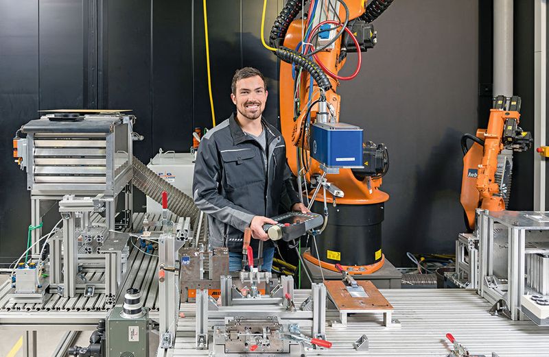 Laser für hybride Metall-Kunststoff-Verbindungen: André Heckert, wissenschaftlicher Mitarbeiter vom iwb der TU München, positioniert den Laser für die Bearbeitung des Metalles (Aluminium) zu einer Metall-Kunststoff-Verbindung. (Bild: TU München)