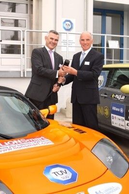 Eröffnung des TÜV SÜD-Batterietestzentrums: Horst Schneider (links), Mitglied des Vorstandes der TÜV SÜD AG, und Prof. Dr. Albert Göttle, Abteilungsleiter im bayrischen Umweltministerium, zuständig für Ökoenergie. (Bild: TÜV SÜD)