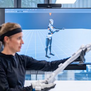 Diese verbinden Bildinformationen, Sprachverständnis und Handlungen des Roboters. Ziel ist ein modulares Robotik-Ökosystem, in dem unterschiedliche Systeme zusammenspielen. So entsteht eine technische Basis für neue Funktionen und vielfältige industrielle Anwendungsfälle.(Bild:  BMW)