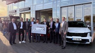 Großer Bahnhof bei Procar in Köln: (v. l.) Uwe Gaumann (District Manager Ownership Experience, Kia Deutschland), Sebastian Lorenz (Manager Retail Network Development, Kia Deutschland), Christof Häßler (General Manager Retail Network Development, Kia Deutschland), Thomas Djuren (Geschäftsführer Kia Deutschland), Jong Kook Lee (Präsident Kia Deutschland), Stefan Schmitt und Nicolas Janssen (beide Geschäftsführer Procar Automobile), Benedikt Bucher (Director Sales, Kia Deutschland) und Michael Damrath (District Manager Sales, Kia Deutschland). (Bild: Kia)