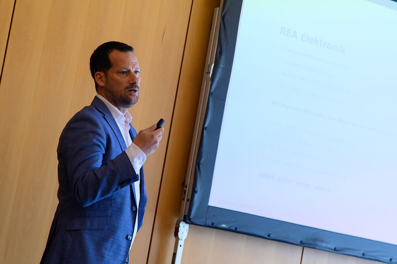 Tobias Thiel, REA Elektronik, hielt zusammen mit Corina Meyer, DuPont, einen Vortrag zum Thema „Vom Material zur Kennzeichnung: Zuverlässiger UDI-Druck und Verifizierung auf Tyvek in der Medizintechnik“.  (Bild: Stefan Stark/Koala Agentur)