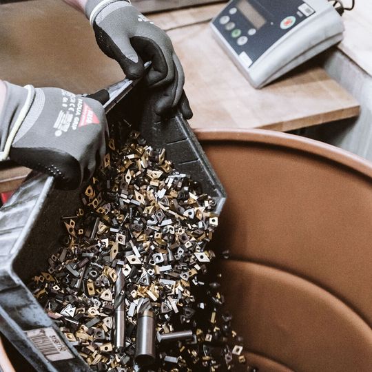 Für die Tonne: Hier wird Wolframschrott gesammelt und später sortiert.(Bild:  Ceratizit)