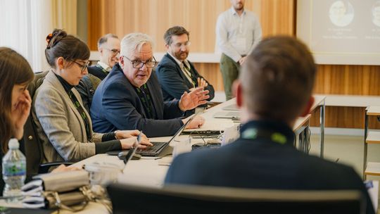 Viele gute Gespräche gab es bereits bei „Scale New Chemistry“ im März in Berlin. Frank Lerch, (Dritter von links), FEW Chemicals aus Bitterfeld, ist als Mentor im Programm „Scale New Chemistry“. (Bild:  Ana Torres/ Forum Rathenau e.V.)