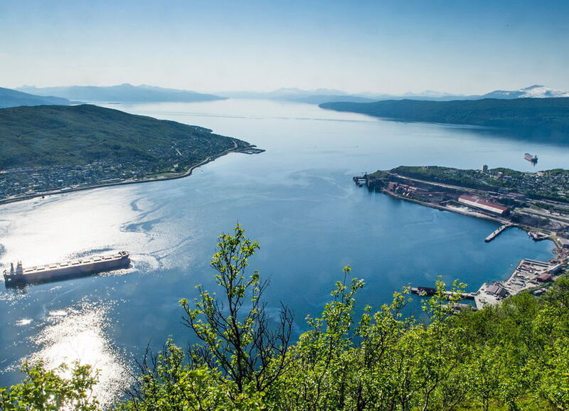 Im beschaulich anmutenden Hafen von Narvik (Norwegen) nutzt das schwedische Bergbauunternehmen LKAB eine gigantische Verladestation zur Befüllung von Eisenerz-Frachtern. (Bild: SKF)