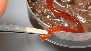 Laborkonstrukt mindert Reibung durch Selbstschmierung erstmals auf festem Grund: INM-Forscher gelang die „Aufzucht“ eines künstlichen Regenwurms aus weichem Kunststoff mit einer Füllung aus Silikontröpfchen. Dieses flexible Geschöpf soll die Basis sein, durch die in der Medizintechnik einige brach liegende Problemfelder erfolgreich zum Blühen gebracht werden könnten, wenn alles klappt. (INM/Iris Maurer)