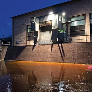Der rote Markierstoff hat sich mit dem Wasser im Schleusenbecken vermischt und strömt zu den Turbinen des Wasserkraftwerks. Von hier aus gelangt dieser in das Unterwasser des Kraftwerks und somit in den Neckar.(Bild:  M. Labadz, BfG)