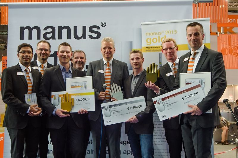 Am Stand von Igus auf der Hannover Messe wurden die Preisträger des 7. Manus Award geehrt. Dritter von links ist der Sieger Jan-Philipp Kobler von der Leibniz Universität Hannover, in der Bildmitte ist Igus-Geschäftsführer Frank Blase zu sehen. (Bild: Igus)