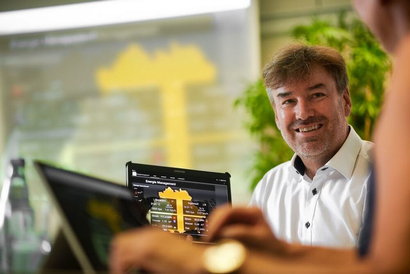 Die in-integrierte informationssysteme GmbH bietet mit sphinx open online eine IoT-Plattform, die es ermöglicht, relevante Real- und Business-Daten aus verschiedenen Quellen, Anlagen und Systemen zusammenzuführen, intelligent zu verarbeiten und Systeme aktiv zu beeinflussen. Virtuelle Abbilder von verschiedenen physischen oder logischen Objekten (Digital Twins) lassen sich miteinander kombinieren. Das in die Plattform integrierte Konzept „Model in the Middle“ fungiert wie ein Gehirn und übernimmt Analyse, Prognose, Entscheidungen etc. – bis hin zur Vernetzung digitaler Zwillinge. 
Das Alleinstellungsmerkmal des in der IoT-Plattform sphinx open online umgesetzten Ansatzes „Model in the Middle“ besteht darin, dass alle innovativen Technologien in einem konsistenten System vereint werden können – auch als externe Services von anderen Anbietern. Es fördert die Datenfusion, -historisierung, -analyse, maschinelles Lernen, Prognosen, Spracherkennung und Synthese sowie regelbasiertes Handeln und Eingriffe in Systeme. Damit können geschlossene Regelkreise über Systemgrenzen hinweg erfolgen.
Mit der IoT-Plattform ist die Erstellung von verschiedenen Digital Twins, indem Informationen diverser Quellen abgebildet und analysiert werden, möglich. Das „Model in the Middle“ bildet die Systemstruktur aus digitalen Zwillingen ab. Intelligente Services können auf dem Model in the Middle™ aufsetzen. 
n-integrierte informationssysteme GmbH auf der SPS IPC Drives 2018: Halle 5, Stand 5-349 (Bjørn Jansen)