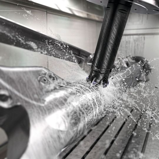 Durch die Kombination aus Stabilität, Vielseitigkeit und Schneidleistung können Fertigungsunternehmen mit «CoroMill MR20» an die Leistungsgrenzen gehen und behalten dabei die volle Kontrolle über den Prozess.(Bild:  Sandvik)