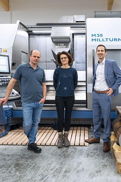 Waldemar Maul, Anna Maul und WFL Sales Manager Andreas Lehner vor der neuen M35 Millturn. (WFL Millturn)