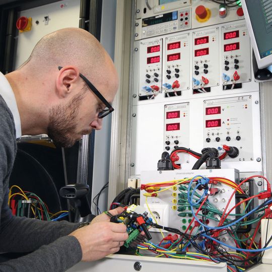 Die eigene Prüftechnik im Haus: Aussagekräftige Prüfberichte geben dem Kunden die Gewissheit, dass die Netzteile seine Vorgaben tatsächlich erfüllen.(Bild:  inpotron)