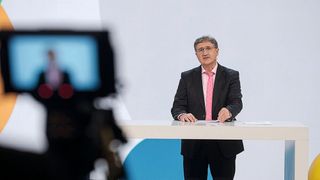 Alles digital: Auch Staatssekretär Thomas Popp hält seine Rede auf dem Fachkongress im Studio (Pawel Sosnowski)