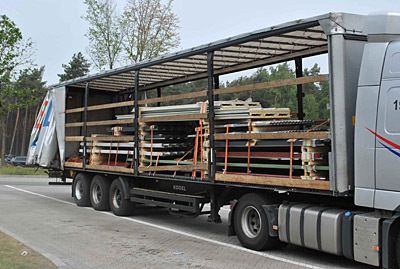 Fahrtende auf einem Autobahnparkplatz: Der Lkw war um 10% überladen und die Metallprofile waren verrutscht, da schlecht gesichert.  Bild: POL-LG/obs (Archiv: Vogel Business Media)