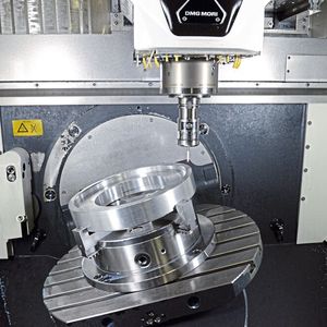 Hier erfolgt die 3D-Vermessung für eine folgende 5-Achs-Bearbeitung. Auch solche Arbeitsvorgänge werden über das ERP-System gesteuert. (Bild:  Peiseler)