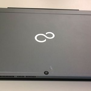 Das Fujitsu Stylistic R726 ist ein reinrassiges Business-Gerät mit Intel vPro und Windows 10 Pro.