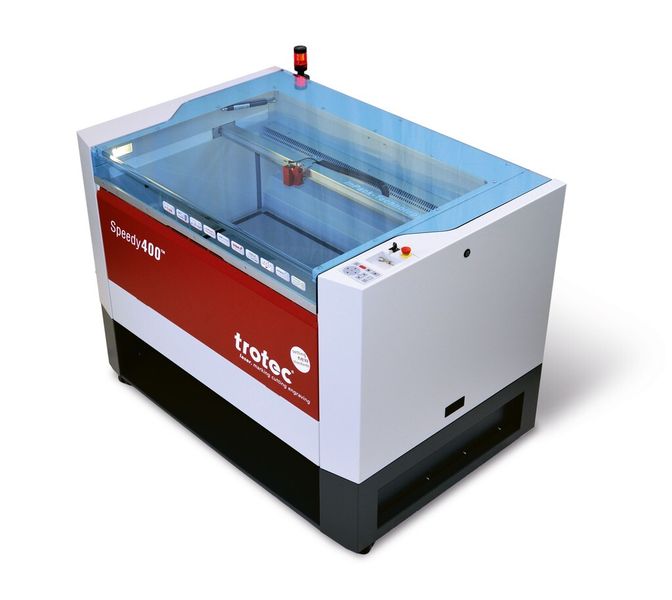 Das Flachbett-Lasersystem Speedy 400 zum Gravieren und Schneiden von Trotec, liefert mit 1000 mm x 610 mm eine passgenaue Bearbeitungsfläche für Standardmaterialgrößen etwa von Laminat-, Acrylplatten oder Papierbögen. (Bild: Trotec)