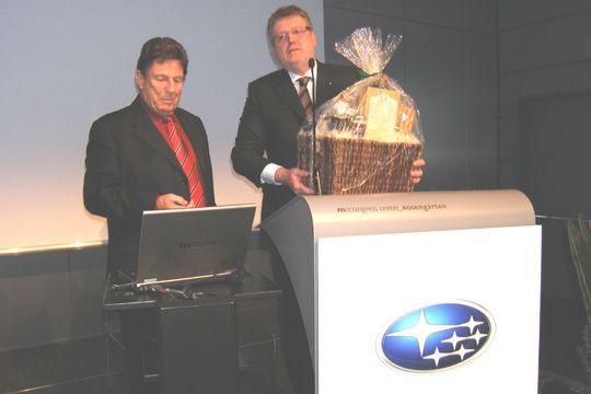 Keine „unerlaubte Zuwendung“: Als Dankeschön überreichte Wohlfarth seinem langjährigen Weggefährten Manfred Eimansberger einen „Fresskorb“ mit ausgesuchten Leckereien. (Archiv: Vogel Business Media)
