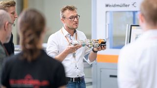 Der Klippon Automated RailAssembler bietet eine Zeitersparnis und optimiert Arbeitsprozesse durch die automatisierte Bestückung von Tragschienenkomponenten.

 (Bild: Weidmüller)