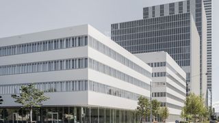 Roche hat rund 1,3 Milliarden Euro in ein neues Pharmaforschungs- und Entwicklungszentrum in Basel investiert. (Bild: Maris Mezulis)