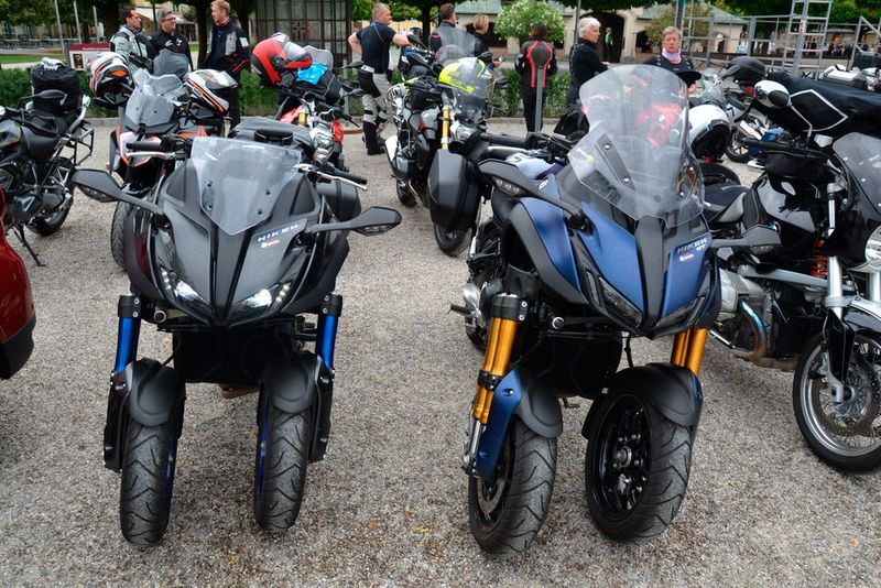 Die futuristischen Yamaha Nikens von Matthias Gärtner und Michael Butter warteten am Kapellplatz in Altötting auf das Startsignal. (Michel/»kfz-betrieb«)