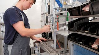 Die ergonomische Gestaltung von Montagearbeitsplätzen fördert die Gesundheit und die Motivation von Mitarbeitern. Dafür bietet das Minitec-System vielfältige Möglichkeiten. (Archiv: Vogel Business Media)