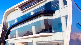 Das Design des neuen Maserati-Showrooms in Dubai soll eine einladend luxuriöse Atmosphäre für die Kunden schaffen. (Maserati)
