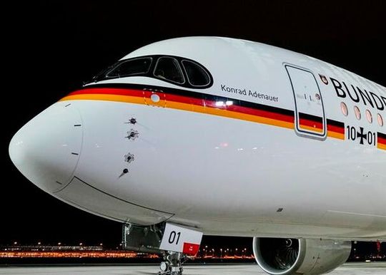 Der pannenbehaftete Regierungs-Airbus „Konrad Adenauer“ steigt nicht mehr in die Lüfte, sondern wird demnächst von Lufthansa Technik abgewrackt. Was geht, wird wiederverwendet, wie es dazu heißt. Die Zerlegung findet im spanischen Teruel statt, hat die dpa erfahren.(Bild:  Lufthansa)