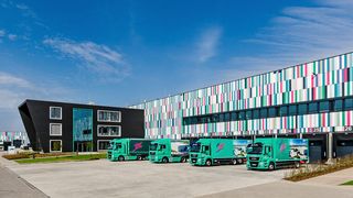 Die Hörmann-Tore integrieren sich harmonisch in die auffällige Fassade des neuen Verwaltungs- und Logistikgebäudes bei der In-Time Transport GmbH. (Friederike Hegner)