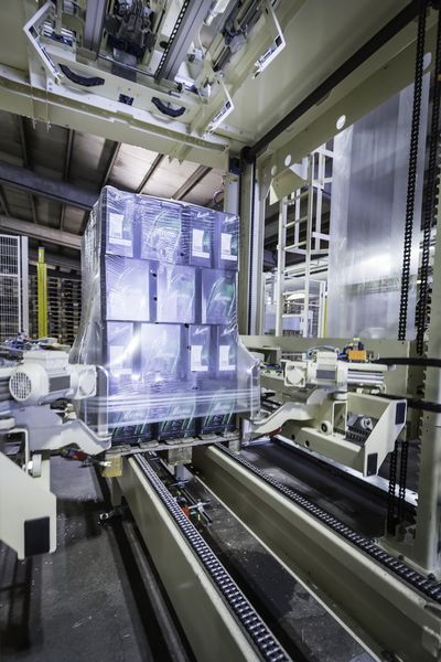 Die Haube wird gezielt bis zum Palettenfuß geführt. Damit ist eine hohe Sicherheit und Stabilität der palettierten Stapel stets gewährleistet. (Bild: Beumer Group)