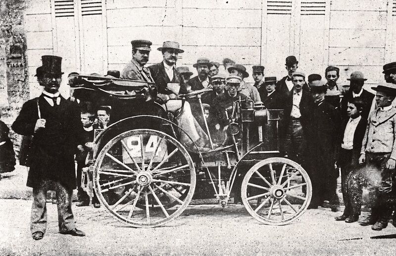 Erste Automobilwettfahrt der Welt von Paris nach Rouen, 22. Juli 1894. Fahrzeug von Alfred Vacheron mit Benzinmotor. Vacheron erhält den geteilten 4. Preis des Wettbewerbs.  (Daimler)