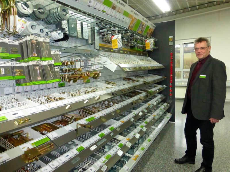 Fast wie im Baumarkt: Ludger Beulke mit den Produkten von GAH Alberts in den Präsentationsräumen in Herscheid. (Bild: Finus)