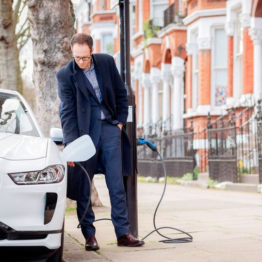 Einfaches Laden am Straßenrand: In London rüstet Siemens mit dem Partner Ubitricity ganze Straßenzüge mit Ladetechnik aus.(Bild:  Siemens)
